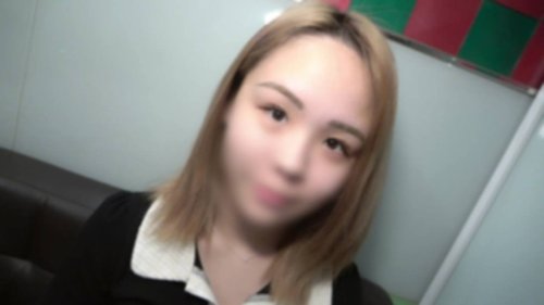 18岁白皙少女休闲服泳装诱惑，熟练玩弄大鸡巴